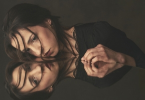 Gemma Humet, cantautora: "Miralls sorgeix de la necessitat de fer alguna cosa sola dalt de l’escenari"