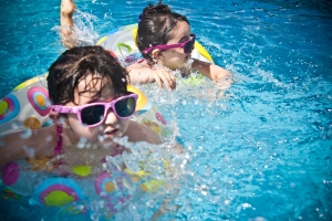 Nens en una piscina