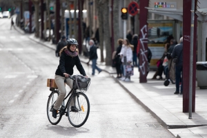 Una dona en bicicleta/ Roger Benet