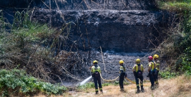 Agents extingint un incendi