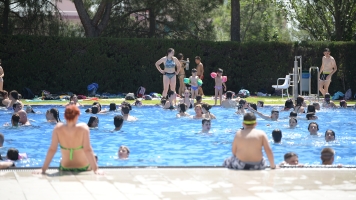 La conselleria d'Igualtat ha fet arribar als ajuntaments que no es pot prohibir fer topless a les piscines municipals | Roger Benet