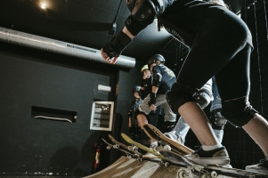 Imatge d'alumnes en el primer skatepark indoor de Sabadell (cedida)