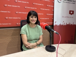 Mònica Gómez, als estudis de Ràdio Sabadell