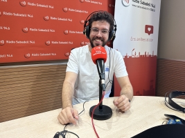 Marcel Castillejo, director 'El soterrani' i de les obres del cicle de teatre d'autor al vestíbul.