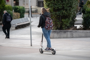 La Policia Municipal i el Servei Català de Trànsit fan una campanya conjunta per millorar la seguretat de patinets i bicicletes elèctriques | Roger Benet