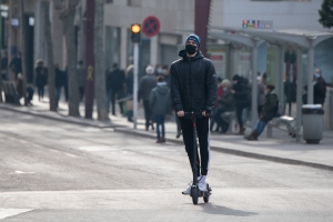 De Arriba apunta que les autoescoles podrien encarregar-se de la formació dels conductors de patinets | Roger Benet