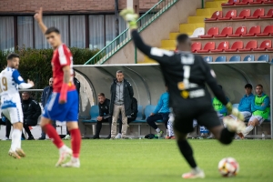 Cano observant el Teruel-Sabadell des de la banqueta | Roger Benet