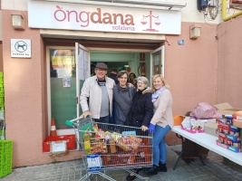 80 veins de CanPuiggener reben lots d’aliments gràcies a Dana Solidaria