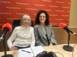 Núria Virgili (responsable de Captació de fons de CIPO) i Teresa Valldeperas (voluntària de CIPO i una de les impulsores del projecte de litografies el 2002 