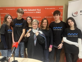 Ariadna Bartolomé, Aina Costa, Isaac Prunera, Lluís Herrero i Mariia Plakhotna (alumnes) i les professores Anna Piqué (coordinadora Ib) i Pilar Martín (professora Tdc i Cas).