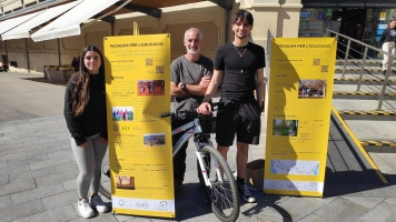 Membres de l'institut el Martinet de Ripollet al Pedalem per l'educació