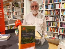 Vicenç Villatoro, amb el seu llibre, 'Urgell. La febre d'aigua' | Karen Madrid