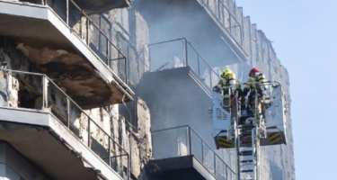 Els Bombers de València analitzant l'estructura de l'edifici calcinat | ACN