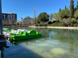 Les barques del Parc Catalunya amb el nivell de l'aigua baixant amb la sequera | Helena Molist