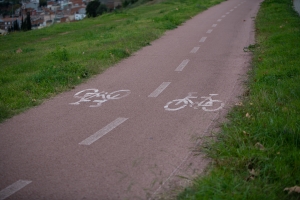 senyals de carril bici amb gespa