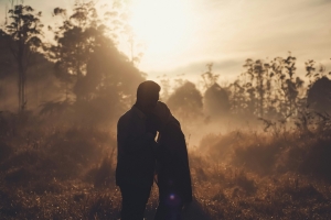 Una parella abraçant-se al bosc | Pexels