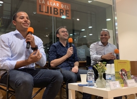 Els dos germans Edjogo a la presentació del llibre 'Indomable' amb el periodista Toni Padilla