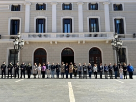 regidores i regidors de l'Ajuntament de Sabadell davant l'ajuntament