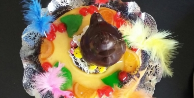 Una mona de fruites tradicional amb un pollet de xocolata 