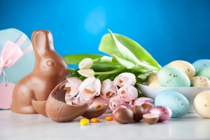 Un cistell amb ous de Pasqua i un conill de xocolata | Pexels