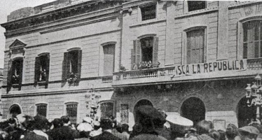 Una imatge del balcó de l'Ajuntament el 14 d'abril del 31 amb la proclamació de la Segona República  | Arxiu