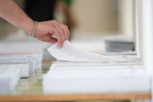 Un ciutadà agafant la papereta per votar a les eleccions de diumenge a Sabadell | Roger Benet