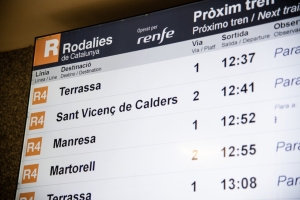 Un dels plafons informatius en una estació de la Renfe | Roger Benet