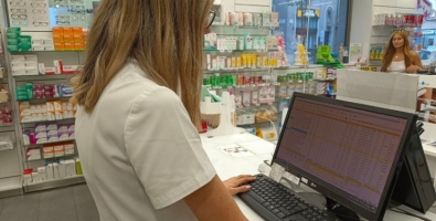 Una farmacèutica despatxant a Sabadell | Ràdio Sabadell