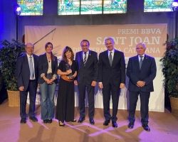 La fotografia de família amb la guanyadora del Premi Sant Joan | Ràdio Sabadell