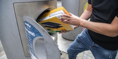 Un sabadellenc reciclant cartró | Arxiu