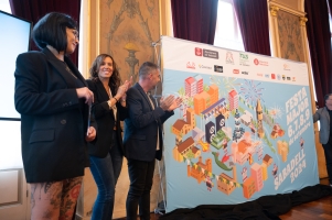 Marta Farrés i Carles de la Rosa amb el cartell de la Festa Major