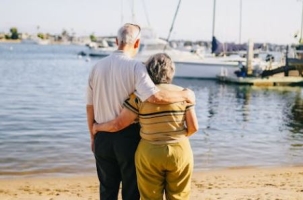 Una parella de gent gran mirant el mar | Pexels