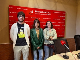 Enrique Estevez, de medicina interna, Maria Garcia, reumatòloga i Judit Sánchez, reumatòloga pediàtrica, a Ràdio Sabadell | Mireia Sans