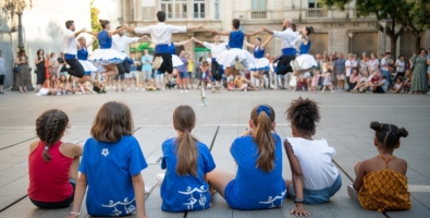 6 nenes veient ballar sardanes