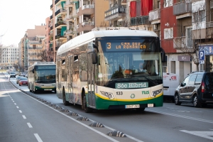 Un autobús de la TUS circulant per la ciutat